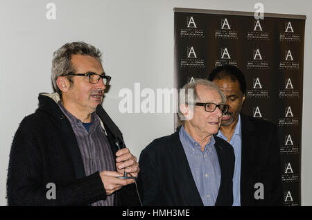 Madrid, Espagne. 3 Février, 2017. L'arrivée à la conférence de presse du réalisateur britannique Ken Loach (centre) en Film Academy le 3 février, Madrid, Espagne. Credit : Enrique Davó/Alamy Live News. Banque D'Images