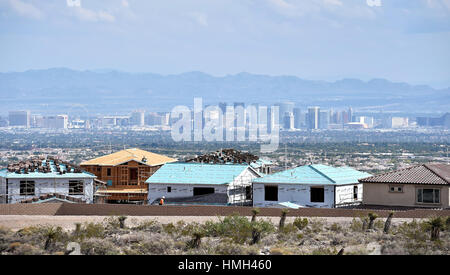 Las Vegas, Nevada, USA. 19 Oct, 2015. Les charpentiers travaillent sur les nouvelles maisons unifamiliales en construction le long de la bordure ouest de Las Vegas à Summerlin. Crédit : David Becker/ZUMA/Alamy Fil Live News Banque D'Images