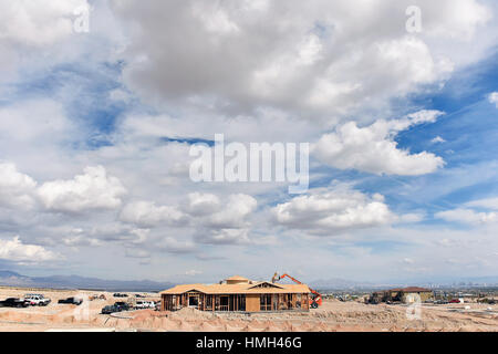 Las Vegas, Nevada, USA. 19 Oct, 2015. Les charpentiers travaillent sur les nouvelles maisons unifamiliales en construction le long de la bordure ouest de Las Vegas à Summerlin. Crédit : David Becker/ZUMA/Alamy Fil Live News Banque D'Images