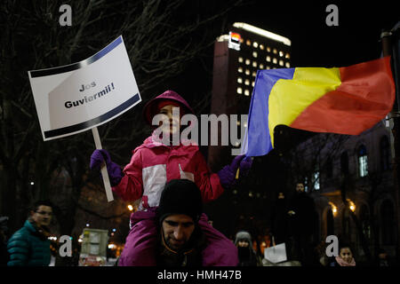 Bucarest, Roumanie. 3, 2017. Plusieurs milliers sont observés sur la place de la victoire devant le siège du gouvernement manifestant contre la proposition du gouvernement d'alléger la législation anti-corruption. Credit : Willem Arriens/Alamy Live News Banque D'Images