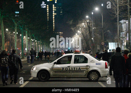 Bucarest, Roumanie. 3, 2017. Plusieurs milliers sont observés sur la place de la victoire devant le siège du gouvernement manifestant contre la proposition du gouvernement d'alléger la législation anti-corruption. Credit : Willem Arriens/Alamy Live News Banque D'Images