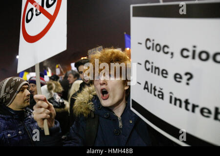 Bucarest, Roumanie. 3, 2017. Plusieurs milliers sont observés sur la place de la victoire devant le siège du gouvernement manifestant contre la proposition du gouvernement d'alléger la législation anti-corruption. Credit : Willem Arriens/Alamy Live News Banque D'Images