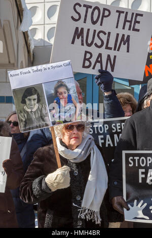 Bloomfield Hills, USA. 3 Février, 2017. Les chefs religieux interconfessionnel rally pendant les prières du vendredi au Centre de l'unité musulmane en solidarité avec la communauté musulmane et contre l'administration d'atout en matière d'immigration et à l'interdiction des réfugiés. Crédit : Jim West/Alamy Live News Banque D'Images