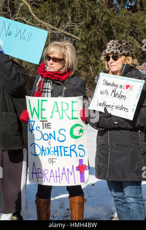 Bloomfield Hills, USA. 3 Février, 2017. Les chefs religieux interconfessionnel rally pendant les prières du vendredi au Centre de l'unité musulmane en solidarité avec la communauté musulmane et contre l'administration d'atout en matière d'immigration et à l'interdiction des réfugiés. Crédit : Jim West/Alamy Live News Banque D'Images