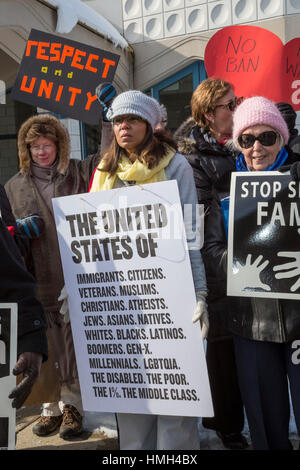 Bloomfield Hills, USA. 3 Février, 2017. Les chefs religieux interconfessionnel rally pendant les prières du vendredi au Centre de l'unité musulmane en solidarité avec la communauté musulmane et contre l'administration d'atout en matière d'immigration et à l'interdiction des réfugiés. Crédit : Jim West/Alamy Live News Banque D'Images