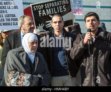 Bloomfield Hills, USA. 3 Février, 2017. Les chefs religieux interconfessionnel rally pendant les prières du vendredi au Centre de l'unité musulmane en solidarité avec la communauté musulmane et contre l'administration d'atout en matière d'immigration et à l'interdiction des réfugiés. Les réfugiés syriens, dont la famille a été séparée par l'interdiction, a parlé par l'intermédiaire d'un interprète (à droite). Crédit : Jim West/Alamy Live News Banque D'Images