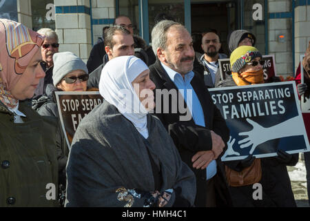 Bloomfield Hills, USA. 3 Février, 2017. Les chefs religieux interconfessionnel rally pendant les prières du vendredi au Centre de l'unité musulmane en solidarité avec la communauté musulmane et contre l'administration d'atout en matière d'immigration et à l'interdiction des réfugiés. Réfugiés syriens (centre), dont la famille a été séparée par l'interdiction, ont assisté à l'événement. Crédit : Jim West/Alamy Live News Banque D'Images