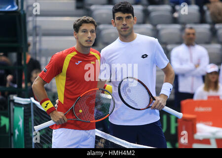 Osijek, Croatie. 3, 2017. Franco Skugor (R) de la Croatie et Pablo Carreno-Busta d'Espagne pose pour photos avant leur premier groupe mondial de la Coupe Davis entre la Croatie et toute l'Espagne, à Osijek, Croatie. Credit : Davor Javorovic/Xinhua/Alamy Live News Banque D'Images