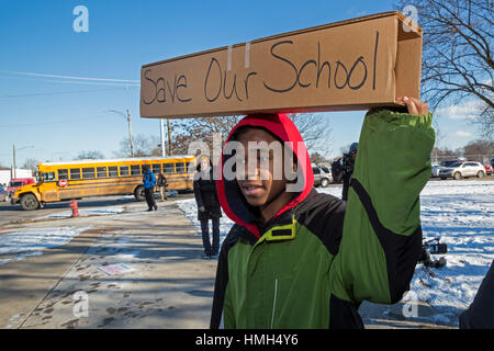 Detroit, USA. 3 Février, 2017. Les étudiants de Osborn High School de protester contre la fermeture prévue de leur école, l'un de 24 l'état du Michigan veut fermer à Detroit en raison d'un mauvais rendement scolaire. Les enseignants de Detroit se plaignent depuis longtemps de grandes tailles de classe, les manuels scolaires obsolètes, et le manque de ressources. Crédit : Jim West/Alamy Live News Banque D'Images