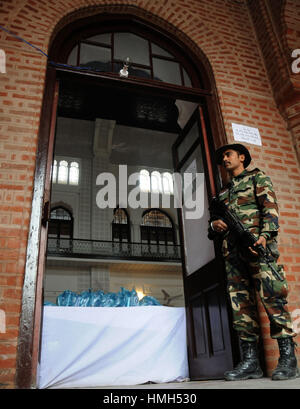 Amritsar, Inde. 3, 2017. Un paramilitaire monte la garde au centre de distribution de machines de vote électronique à la veille des élections de l'Assemblée du Pendjab, à Amritsar, dans le nord de l'état indien du Pendjab. Credit : Stringer/Xinhua/Alamy Live News Banque D'Images