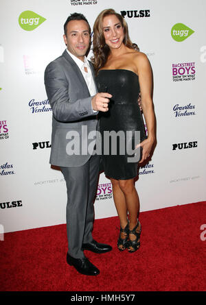 Hollywood, Californie, États-Unis. 29 janvier 2014. 29 janvier 2015 - Hollywood, Californie - Howie Dorough, Leigh Boniello. « Backstreet Boys Show 'EM What You're Made of'' première à Los Angeles au cinéma ArcLight Cinerama Dome. Crédit photo : F. Sadou/AdMedia crédit : F. Sadou/AdMedia/Alamy Live News Banque D'Images