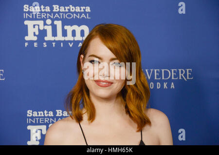 Santa Barbara, USA. 3, 2017. L'actrice Emma Stone assiste à l'hommage en l'honneur de grands artistes de Ryan Gosling et Emma Stone au cours de la 32e Festival International du Film de Santa Barbara à l'Arlington Théâtre à Santa Barbara, en Californie. Credit : Banque D'Images