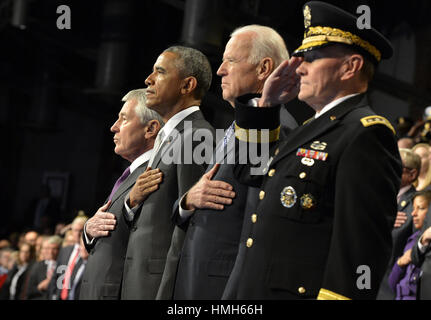 Arlington, Virginia, USA. 28 janvier, 2015. Le président des États-Unis Barack Obama (2e, L) rejoint le secrétaire à la défense sortant Chuck Hagel (L), le Vice-président Joe Biden (2e, R) et président du Comité des chefs d'état-major Martin Dempsey comme ils vont à l'Armée pour rendre hommage Adieu Hagel, Janvier 28, 2015 at Joint Base Myer-Henderson Hall, Virginia. Secrétaire adjoint Ashton Carter, qui a servi sous Leon Panetta et Hagel devrait facilement être approuvé par le Sénat pour remplacer Hagel.Crédit photo : Mike Theiler/CNP/AdMedia (crédit Image : © Mike Theiler/AdMedia via Banque D'Images