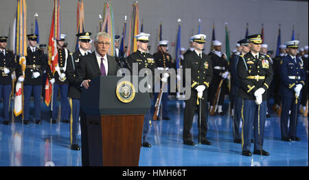 Arlington, Virginia, USA. 28 janvier, 2015. Le président des États-Unis Barack Obama (2e, L) rejoint le secrétaire à la défense sortant Chuck Hagel (L), le Vice-président Joe Biden (2e, R) et président du Comité des chefs d'état-major Martin Dempsey comme ils vont à l'Armée pour rendre hommage Adieu Hagel, Janvier 28, 2015 at Joint Base Myer-Henderson Hall, Virginia. Secrétaire adjoint Ashton Carter, qui a servi sous Leon Panetta et Hagel devrait facilement être approuvé par le Sénat pour remplacer Hagel.Crédit photo : Mike Theiler/CNP/AdMedia (crédit Image : © Mike Theiler/AdMedia via Banque D'Images