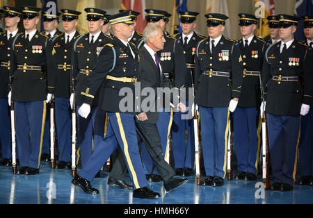 Arlington, Virginia, USA. 28 janvier, 2015. Le président des États-Unis Barack Obama (2e, L) rejoint le secrétaire à la défense sortant Chuck Hagel (L), le Vice-président Joe Biden (2e, R) et président du Comité des chefs d'état-major Martin Dempsey comme ils vont à l'Armée pour rendre hommage Adieu Hagel, Janvier 28, 2015 at Joint Base Myer-Henderson Hall, Virginia. Secrétaire adjoint Ashton Carter, qui a servi sous Leon Panetta et Hagel devrait facilement être approuvé par le Sénat pour remplacer Hagel.Crédit photo : Mike Theiler/CNP/AdMedia (crédit Image : © Mike Theiler/AdMedia via Banque D'Images