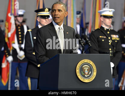 Arlington, Virginia, USA. 28 janvier, 2015. Le président des États-Unis Barack Obama (2e, L) rejoint le secrétaire à la défense sortant Chuck Hagel (L), le Vice-président Joe Biden (2e, R) et président du Comité des chefs d'état-major Martin Dempsey comme ils vont à l'Armée pour rendre hommage Adieu Hagel, Janvier 28, 2015 at Joint Base Myer-Henderson Hall, Virginia. Secrétaire adjoint Ashton Carter, qui a servi sous Leon Panetta et Hagel devrait facilement être approuvé par le Sénat pour remplacer Hagel.Crédit photo : Mike Theiler/CNP/AdMedia (crédit Image : © Mike Theiler/AdMedia via Banque D'Images