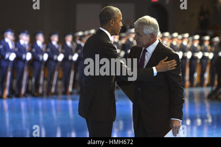 Arlington, Virginia, USA. 28 janvier, 2015. Le président des États-Unis Barack Obama (2e, L) rejoint le secrétaire à la défense sortant Chuck Hagel (L), le Vice-président Joe Biden (2e, R) et président du Comité des chefs d'état-major Martin Dempsey comme ils vont à l'Armée pour rendre hommage Adieu Hagel, Janvier 28, 2015 at Joint Base Myer-Henderson Hall, Virginia. Secrétaire adjoint Ashton Carter, qui a servi sous Leon Panetta et Hagel devrait facilement être approuvé par le Sénat pour remplacer Hagel.Crédit photo : Mike Theiler/CNP/AdMedia (crédit Image : © Mike Theiler/AdMedia via Banque D'Images