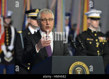 Arlington, Virginia, USA. 28 janvier, 2015. Le président des États-Unis Barack Obama (2e, L) rejoint le secrétaire à la défense sortant Chuck Hagel (L), le Vice-président Joe Biden (2e, R) et président du Comité des chefs d'état-major Martin Dempsey comme ils vont à l'Armée pour rendre hommage Adieu Hagel, Janvier 28, 2015 at Joint Base Myer-Henderson Hall, Virginia. Secrétaire adjoint Ashton Carter, qui a servi sous Leon Panetta et Hagel devrait facilement être approuvé par le Sénat pour remplacer Hagel.Crédit photo : Mike Theiler/CNP/AdMedia (crédit Image : © Mike Theiler/AdMedia via Banque D'Images