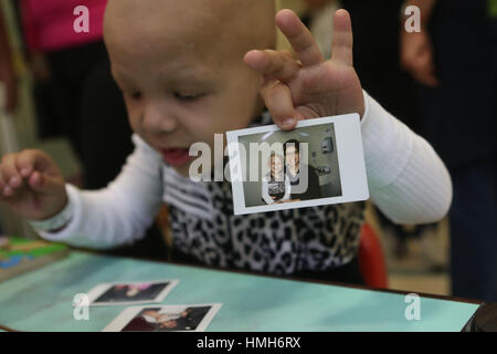 Sao Paulo, Brésil. 2e Février, 2017. Six ans Carolliny affiche l'une des photos prises à l'Institut de l'enfance le traitement du cancer, à Sao Paulo, Brésil, le 2 février 2017. Le projet hebdomadaire'Photographe Patient' s'effectue ici en donnant un don instant caméras pour les patients afin qu'ils puissent photographier leur vie quotidienne. La Journée mondiale contre le cancer tombe le 4 février. Credit : Rahel Patrasso/Xinhua/Alamy Live News Banque D'Images