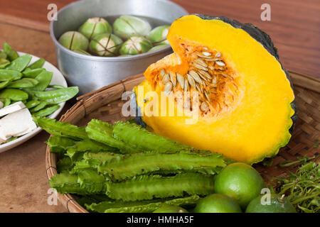 Princesse bean (Psophocarpus tetragonolobus) et de citrouille et de légumes dans le panier de bambou fendu pour la cuisson Banque D'Images