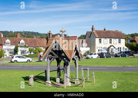 La pompe à eau sur Headley Headley, vert, Surrey, Angleterre, Royaume-Uni Banque D'Images