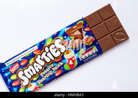 Bar de Smarties Nestlé partage fête du chocolat bloc ouvert pour afficher contenu situé sur fond blanc - montrant des carrés au chocolat Banque D'Images