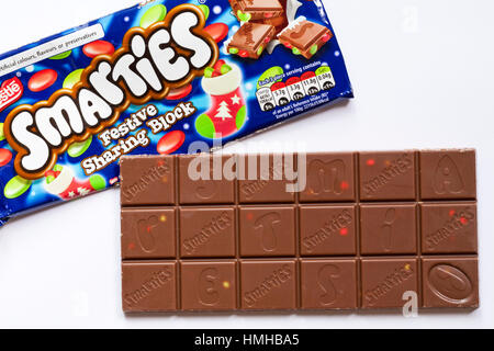Bar de Smarties Nestlé partage fête du chocolat bloc hors de l'emballage pour afficher le contenu du panier situé sur fond blanc - montrant des carrés au chocolat Banque D'Images
