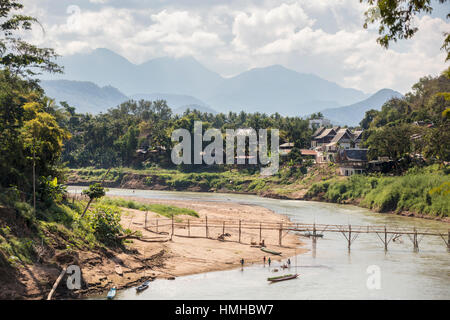 Bamboo passerelle sur la rivière Nam Khan, Luang Prabang, Laos Banque D'Images