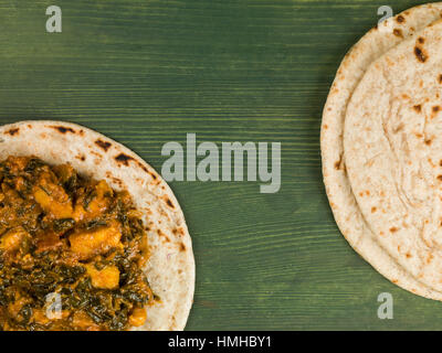 Végétarien indien saag paneer avec Chipattis pain plat Banque D'Images