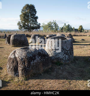 Pots en pierre ancienne dans la plaine des Jarres, près de l'Phonsevan, Xiang Khouang Province, Laos Banque D'Images