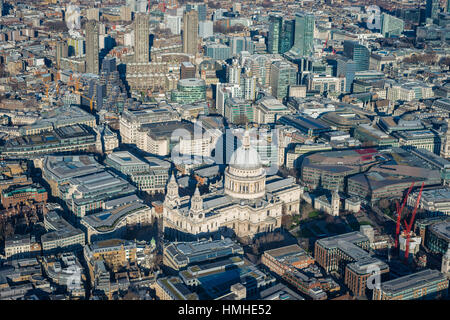 Au-dessus de Londres, la Cathédrale St Paul, la région environnante et le Barbican Estate vu de l'hélicoptère Banque D'Images