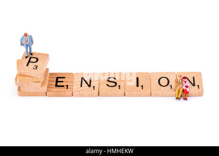 Scrabble lettres forment le mot pension. Un homme se dresse au sommet de la lettre P de la pension, alors qu'un couple de personnes âgées s'asseoir à la fin de la lettre N. Banque D'Images