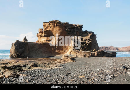 Gros rocher à El Golfo en Lanzarote océan Atlantique en Canaries. Banque D'Images