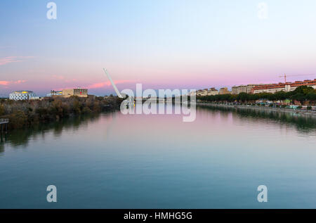 Vues à partir de Puente de la Barqueta de río Guadalquivir et Puente del Alamillo dans le crépuscule Banque D'Images