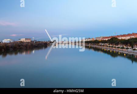 Vues à partir de Puente de la Barqueta de río Guadalquivir et Puente del Alamillo dans le crépuscule Banque D'Images