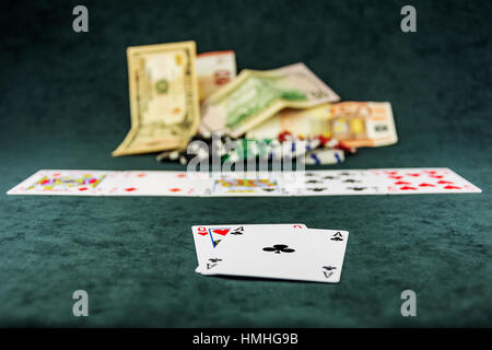 La combinaison des cartes est le poker sur la table de poker Banque D'Images