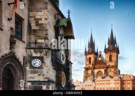 Vue de l'horloge astronomique et l'église de la Mère de Dieu de Týn, Old Town Square, Prague, République Tchèque Banque D'Images