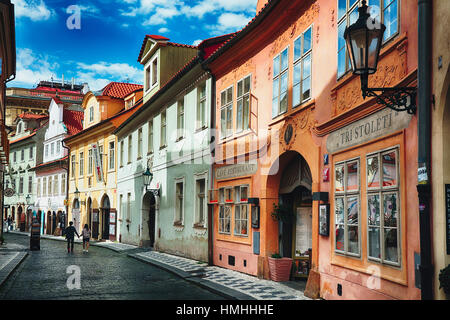 Vue d'une rue pavée pittoresque Misenska à Prague, République Tchèque Banque D'Images