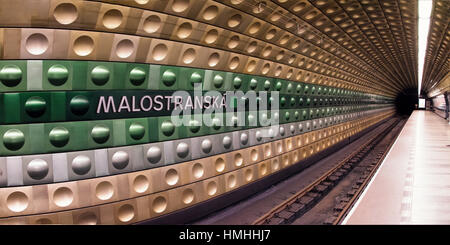 La station de métro Malostranska, plate-forme de Prague, République Tchèque Banque D'Images