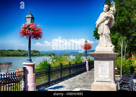 Portrait de la statue de Jean Népomucène sur un parc le long du Danube, d'ACC, le comté de Pest, en Hongrie Banque D'Images