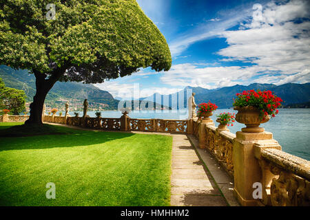 Vue sur le lac de Côme d'une terrasse de jardin, Villa Balbianello Lenno, Côme, Lombardie, Italie Banque D'Images