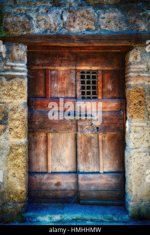 Gros plan d'une porte en bois médiévale, Civita di Bagnoregio, Ombrie, Italie Banque D'Images