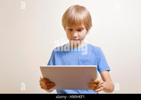 Enfant avec ordinateur tablette numérique Banque D'Images