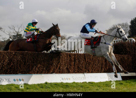 L'or gris monté par Jamie Moore mène Bold Henry monté par Barry Geraghty au cours de la dernière barrière avant de gagner le 'Betfred Treble Chance sur Lucky 15s' Handicap Steeple Chase course pendant la journée à Betfred Hippodrome Sandown Park. ASSOCIATION DE PRESSE Photo. Photo date : Samedi 4 février 2017. Voir l'activité de course histoire de Sandown. Crédit photo doit se lire : Julian Herbert/PA Wire Banque D'Images