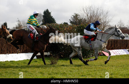 L'or gris monté par Jamie Moore mène Bold Henry monté par Barry Geraghty au cours de la dernière barrière avant de gagner le 'Betfred Treble Chance sur Lucky 15s' Handicap Steeple Chase course pendant la journée à Betfred Hippodrome Sandown Park. ASSOCIATION DE PRESSE Photo. Photo date : Samedi 4 février 2017. Voir l'activité de course histoire de Sandown. Crédit photo doit se lire : Julian Herbert/PA Wire Banque D'Images