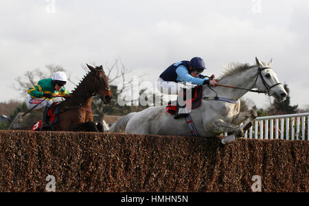 L'or gris monté par Jamie Moore mène Bold Henry monté par Barry Geraghty au cours de la dernière barrière avant de gagner le 'Betfred Treble Chance sur Lucky 15s' Handicap Steeple Chase course pendant la journée à Betfred Hippodrome Sandown Park. Banque D'Images