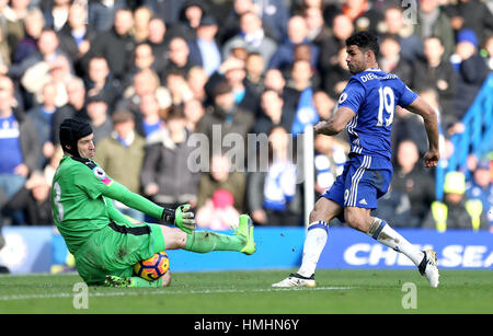 Chelsea's Diego Costa (à droite) a un tir sauvé par le gardien Petr Cech Arsenal (à gauche) au cours de la Premier League match à Stamford Bridge, Londres. Banque D'Images