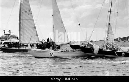 AJAXNETPHOTO. Juin 7th, 1980. PLYMOUTH, en Angleterre. - 1980 - OSTAR VII KRITER SKIPPÉ PAR TOM GROSSMAN (USA) DANS UNE COLLISION AVEC GARUDA, skippé par VICTOR SAGI (ESP) JUSTE AVANT LE DÉPART. PHOTO:TONY CARNEY/AJAX REF:800706 19A Banque D'Images