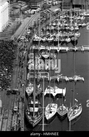 AJAXNETPHOTO. 5e juin 1980. PLYMOUTH, en Angleterre. - 1980 OSTAR - course en solitaire - CERTAINES DES NOMBREUSES ENTRÉES À LA COURSE AMARRÉS DANS MILBAY DOCK AVANT DE COMMENCER. PHOTO:JONATHAN EASTLAND/AJAX REF:800506 7A Banque D'Images