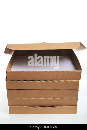 Ouvrir nettoyer brown boîte à pizza sur le dessus de la pile isolated on white Banque D'Images
